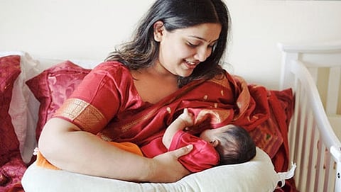 ಮಗುವಿಗೆ ಎದೆ ಹಾಲುಣಿಸುತ್ತೀರುವ ತಾಯಿ(ಸಂಗ್ರಹ ಚಿತ್ರ)