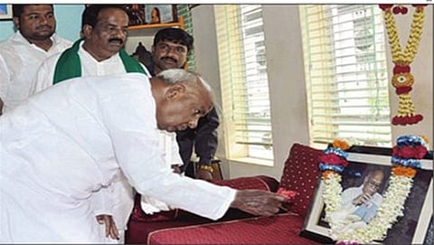 ಧಾರವಾಡದಲ್ಲಿರುವ ಡಾ.ಎಂ.ಎಂ.ಕಲಬುರ್ಗಿಯವರ ನಿವಾಸಕ್ಕೆ ಭೇಟಿ ನೀಡಿದ ಮಾಜಿ ಪ್ರಧಾನಿ ದೇವೇಗೌಡ ಕಲಬುರ್ಗಿಯವರ ಭಾವಚಿತ್ರಕ್ಕೆ ಮಾಲಾರ್ಪಣೆ ಮಾಡಿದರು.