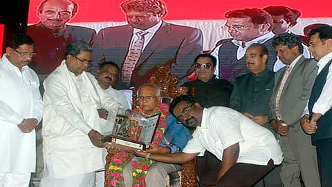 ವಿಶ್ವಕರ್ಮ ಜಯಂತಿ ಕಾರ್ಯಕ್ರಮದಲ್ಲಿ ಹಿರಿಯ ಸಾಹಿತಿ ಎಸ್.ಎಲ್.ಭೈರಪ್ಪ ಅವರನ್ನು ಸನ್ಮಾನಿಸಲಾಯಿತು.