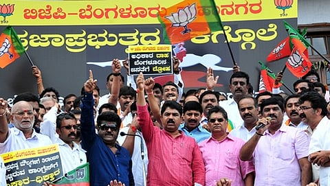 ಬುಧವಾರ ಬೆಂಗಳೂರಿನ ಪುರಭವನದ ಬಳಿ ಪ್ರತಿಭಟನೆ ನಡೆಸಿದ ಬಿಜೆಪಿ ಮುಖಂಡರು