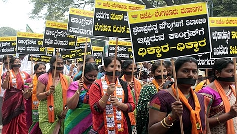 ಬಿಜೆಪಿಯ ನೂತನ ಕಾರ್ಪೋರೇಟರ್‍ಗಳು ಕಪ್ಪು ಪಟ್ಟಿ ಧರಿಸಿ ರಾಜ್ಯ ಸರ್ಕಾರದ ವಿರುದ್ಧ ಆಕ್ರೋಶ ವ್ಯಕ್ತಪಡಿಸಿದರು.