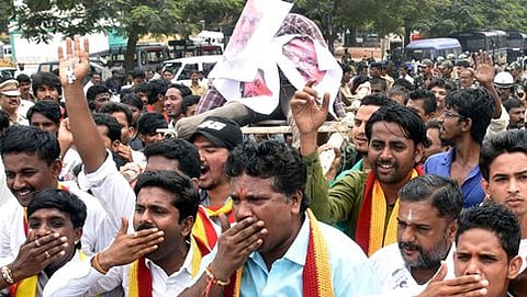 ಮಹದಾಯಿ ನೀರಿನ ಹಕ್ಕಿಗಾಗಿ ನರಗುಂದದಲ್ಲಿ ಹೋರಾಟ ನಡೆಸುತ್ತಿರುವ ರೈತರು