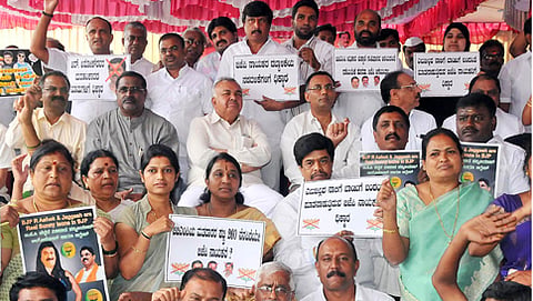 ಆನಂದರಾವ್ ವೃತ್ತದ ಗಾಂಧಿ ಪ್ರತಿಮೆ ಬಳಿ ಬಿಜೆಪಿ ವಿರುದ್ಧ ಕಾಂಗ್ರೆಸ್  ಪ್ರತಿಭಟನೆ (ಕೃಪೆ:  ಕೆಪಿಎನ್ )