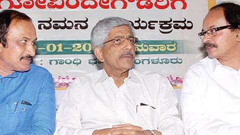ನಗರದ ಗಾಂಧಿ ಭವನದಲ್ಲಿ ಭಾನುವಾರ ಮಲೆನಾಡ ಮಿತ್ರವೃಂದ ಹಮ್ಮಿಕೊಂಡಿದ್ದ ಮಾಜಿ ಸಚಿವ ಗೋವಿಂದೇಗೌರಡಿರೆ ನುಡಿ-ನಮನ ಕಾರ್ಯಕ್ರಮದಲ್ಲಿ ಬಿ.ಎಲ್.ಶಂಕರ್, ಜಯಪ್ರಕಾಶ್ ಹೆಗ್ಡೆ ಹಾಗೂ ನಾಗತಿಹ