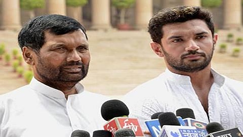 ಎಲ್ ಜೆ ಪಿ ಮುಖಂಡರಾದ ರಾಮ್  ವಿಲಾಸ್  ಪಾಸ್ವಾನ್, ಚಿರಾಗ್ ಪಾಸ್ವಾನ್ (ಸಂಗ್ರಹ ಚಿತ್ರ)