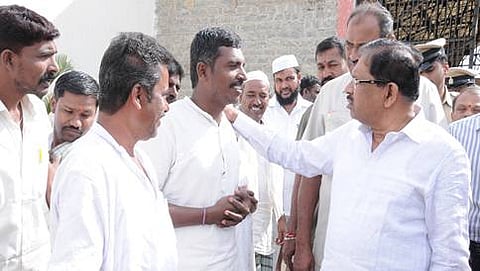 ಖೈದಿಗಳೊಂದಿಗೆ ಮಾತುಕತೆ ನಡೆಸುತ್ತಿರುವ ಗೃಹ ಸಚಿವ ಡಾ.ಜಿ.ಪರಮೇಶ್ವರ