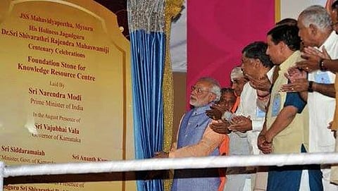ಸುತ್ತೂರು ಮಠದಲ್ಲಿ ಜ್ಞಾನ ಸಂಪನ್ಮೂಲ ಕೇಂದ್ರಕ್ಕೆ ಶಂಕು ಸ್ಥಾಪನೆ ನೆರವೆರಿಸುತ್ತಿರುವ ಪ್ರಧಾನಿ ನರೇಂದ್ರ ಮೋದಿ