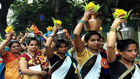3ನೇ ರಾಜ್ಯ ಮಟ್ಟದ ಅಮರಶಿಲ್ಪಿ ಜಕಣಾಚಾರಿಯವರ ಸಂಸ್ಮರಣಾ ದಿನಾಚರಣೆಯಲ್ಲಿ ಸಮುದಾಯದ ಮಹಿಳೆಯರು ಪೂರ್ಣಕುಂಭ ಮೆರವಣಿಗೆ ನಡೆಸಿದರು.