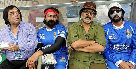 ಬೆಂಗಳೂರಿನ ಚಿನ್ನಸ್ವಾಮಿ ಸ್ಟೇಡಿಯಂನಲ್ಲಿ ಸೆಲೆಬ್ರಿಟಿ ಕ್ರಿಕೆಟ್ ಲೀಗ್ ನ ಆರನೇ ಆವೃತ್ತಿಗೆ ಭಾನುವಾರ ಅದ್ದೂರಿ ಚಾಲನೆ ನೀಡಲಾಯಿತು. ಈ ವೇಳೆ ನಟರಾದ ಕಿಚ್ಚ ಸುದೀಪ್, ರವಿಚಂದ್ರನ್ ಹಾಗೂ ಜಯಕೃಷ್ಣ ಮತ್ತು ಶಾಸಕ ಹಾಗೂ ಉದ್ಯಮಿ ಅಶೋಕ್ ಖೇಣಿ ಕಾಣಿಸಿಕೊಂಡಿದ್ದು ಹೀಗೆ. ಹೆಚ್ಚಿನ ಚಿತ್ರಗಳು ಮುಂದಿವೆ.