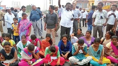 ಕಾಲೇಜಿನ ಮುಂದೆ ಪ್ರತಿಭಟನೆ ನಡೆಸುತ್ತಿರುವ ಮೂವರು ವಿದ್ಯಾರ್ಥಿನಿಯರ ಪೋಷಕರು ಮತ್ತು ಸಂಬಂಧಿಕರ...