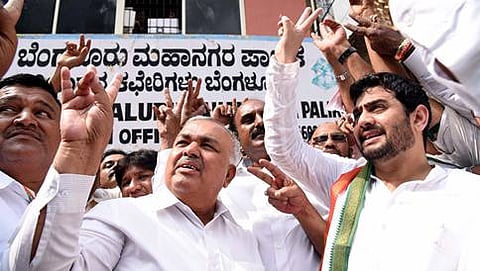 ನಾಮಪತ್ರ ಸಲ್ಲಿಸಿದ ಬಳಿಕ ಸಚಿವ ರಾಮಲಿಂಗಾರೆಡ್ಡಿ ಹಾಗೂ ರೆಹಮಾನ್ ಷರೀಫ್