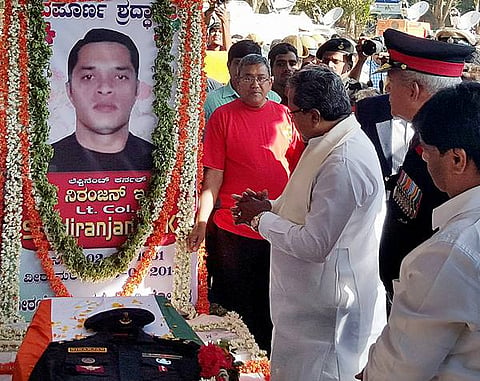 ಮುಖ್ಯಮಂತ್ರಿ ಸಿದ್ದರಾಮಯ್ಯ ಅವರು ಸೋಮವಾರ ಬೆಂಗಳೂರಿನಲ್ಲಿ ಪಂಜಾಬ್ ನ ಪಠಾಣ ಕೋಟ್ ವಾಯುನೆಲೆಯಲ್ಲಿ ಉಗ್ರರ ದಾಳಿ ಸಂದರ್ಭದಲ್ಲಿ ಗ್ರೆನೇಡ್ ಸ್ಪೋಟದಿಂದ ಸಾವನ್ನಪ್ಪಿದ ಲೆಫ್ಟಿನೆಂಟ್ ಕರ್ನಲ್ ನಿರಂಜನ್ ಕುಮಾರ್  ಅವರ ಪಾರ್ಥಿವ ಶರೀರಕ್ಕೆ ಅಂತಿಮ ನಮನ ಸಲ್ಲಿಸಿದರು. ಹೆಚ್ಚಿನ ಚಿತ್ರಗಳು ಮುಂದಿವೆ.