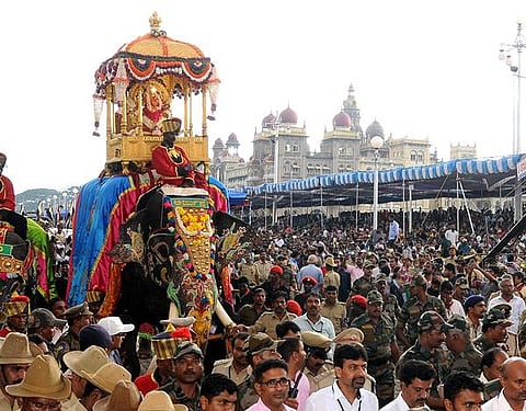 ಅಂಬಾರಿ ಹೊತ್ತ ಅರ್ಜುನ ರಾಜ ಗಾಂಭೀರ್ಯ ನಡೆ. ಹಲವು ಕಲಾ ತಂಡಗಳಿಂದ ವಿಶೇಷ ವೇಷಾಭೂಷಣ, ನೃತ್ಯ ಪ್ರಕಾರ. ಸ್ಥಬ್ಧ ಚಿತ್ರಗಳು ಅನಾವರಣ ಇದು ವಿಶ್ವವಿಖ್ಯಾತ ಮೈಸೂರು ದಸರಾ ಜಂಬೂ ಸವಾರಿ ಮೆರವಣಿಗೆಯ ಪ್ರಮುಖ ಆಕರ್ಷಣೆಗಳು.