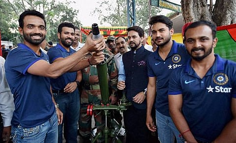 ಭಾರತೀಯ ಕ್ರಿಕೆಟಿಗರಾದ ಮನೀಶ್ ಪಾಂಡೆ, ಕೇದಾರ್ ಜಾಧವ್, ರೋಹಿತ್ ಶರ್ಮಾ, ಅಜಿಂಕ್ಯ ರಹಾನೆ ಹಾಗೂ ಬಿಸಿಸಿಐ ಅಧ್ಯಕ್ಷ ಅನುರಾಗ್ ಠಾಕೂರ್ ಅವರು ನವದೆಹಲಿಯ ಸೇನಾ ಕೇಂದ್ರಕ್ಕೆ ಭೇಟಿ ನೀಡಿ ಯೋಧರೊಂದಿಗೆ ಮಾತುಕತೆ ನಡೆಸಿದರು.