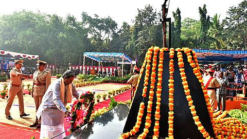 ಪೊಲೀಸ್ ಹುತಾತ್ಮ ಸ್ಮಾರಕಕ್ಕೆ ಗೌರವ ಸಲ್ಲಿಸುತ್ತಿರುವ ಸಿಎಂ