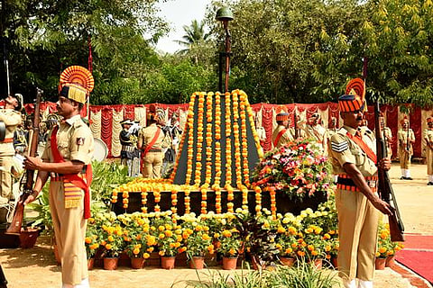 ಪೊಲೀಸ್ ಸಂಸ್ಮರಣಾ ದಿನಾಚರಣೆಯ ಅಂಗವಾಗಿ ಕೋರಮಂಗಲದ ಕೆ.ಎಸ್.ಆರ್.ಪಿ ಮೈದಾನದಲ್ಲಿ ಹುತಾತ್ಮ ಪೊಲೀಸರಿಗೆ ಗೌರವ ಸಲ್ಲಿಸಲಾಯಿತು. ಮುಖ್ಯಮಂತ್ರಿ ಸಿದ್ದರಾಮಯ್ಯ, ರಾಜ್ಯ ಗೃಹ ಸಚಿವ ಡಾ.ಜಿ ಪರಮೇಶ್ವರ್, ನಟ ಯಶ್, ನಟಿ ಐಂದ್ರಿತಾ ರೈ, ಕವಿ ನಿಸಾರ್ ಅಹಮದ್ ಹುತಾತ್ಮ ಯೋಧ ಸ್ಮಾರಕಕ್ಕೆ ಪುಷ್ಪಗುಚ್ಛ ಇಟ್ಟು ವಂದಿ