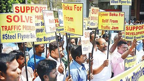 ಬೆಂಗಳೂರಿನ ಅನೇಕ ನಿವಾಸಿಗಳ ಸಂಘದ ಸದಸ್ಯರು ಸ್ಟೀಲ್ ಫ್ಲೈ ಓವರ್ ಗೆ ಬೆಂಬಲ ನೀಡಿ ಪ್ರತಿಭಟನೆ ನಡೆಸುತ್ತಿರುವುದು.