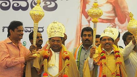 ಮುಖ್ಯಮಂತ್ರಿ ಸಿದ್ದರಾಮಯ್ಯ, ಗೃಹಸಚಿವ ಪರಮೇಶ್ವರ್ ಮತ್ತು ಎಐಸಿಸಿ ಪ್ರಧಾನ ಕಾರ್ಯದರ್ಶಿ ದಿಗ್ವಿಜಯ್ ಸಿಂಗ್ ಅವರಿಗೆ ಬೆಳ್ಳಿಗದೆ ಮತ್ತು ಬೆಳ್ಳಿ ಕೀರಿಟ ನೀಡಿ ಸಭೆಯಲ್ಲಿ ಸನ್ಮಾನಿಸಲಾ