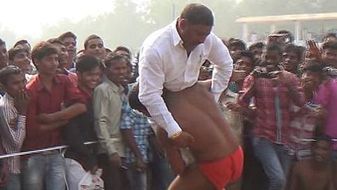 ಶಾಸಕನನ್ನು ಎತ್ತಿ ಎಸೆಯುತ್ತಿರುವ ಕುಸ್ತಿಪಟು