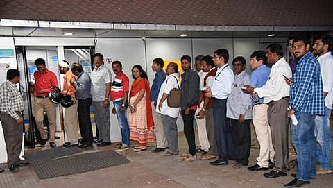 ಬೆಂಗಳೂರಿನ ಎಟಿಎಂವೊಂದರ ಮುಂದೆ ಜನರು ಹಣ ಪಡೆಯಲು ಸಾಲಿನಲ್ಲಿ ನಿಂತಿರುವುದು