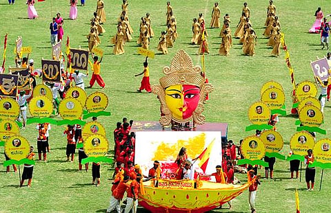 ನಗರದ ಕಂಠೀರವ ಕ್ರೀಡಾಂಗಣದಲ್ಲಿ ರಾಜ್ಯ ಸರ್ಕಾರದ ವತಿಯಿಂದ ಕನ್ನಡ ರಾಜ್ಯೋತ್ಸವ ದಿನಾಚರಣೆಯನ್ನು ಆಚರಿಸಲಾಯಿತು. ಈ ವೇಳೆ ವಿವಿಧ ಶಾಲಾ-ಕಾಲೇಜುಗಳ ವಿದ್ಯಾರ್ಥಿಗಳು ಪಥ ಸಂಚಲನ, ಸಾಂಸ್ಕೃತಿಕ ಕಾರ್ಯಕ್ರಮಗಳಲ್ಲಿ ಭಾಗವಹಿಸಿದರು. 