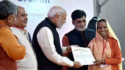 ಪ್ರಧಾನ ಮಂತ್ರಿ ಗ್ರಾಮೀಣ ಆವಾಸ್ ಯೋಜನೆ ಫಲಾನುಭವಿಗಳಿಗೆ ಹಕ್ಕುಪತ್ರ ವಿತರಿಸಿದ ಪ್ರಧಾನಿ ನರೇಂದ್ರ ಮೋದಿ