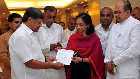 ಮನವಿ ಸಲ್ಲಿಸುತ್ತಿರುವ ಜಗದೀಶ್ ಶೆಟ್ಟರ್