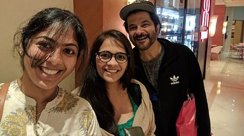 ಎಟಿಎಂ ಸರತಿ ಸಾಲಿನಲ್ಲಿ ಅಭಿಮಾನಿಗಳೊಂದಿಗೆ ಸೆಲ್ಫಿಗೆ ಪೋಸ್ ನೀಡಿದ ಅನಿಲ್ ಕಪೂರ್