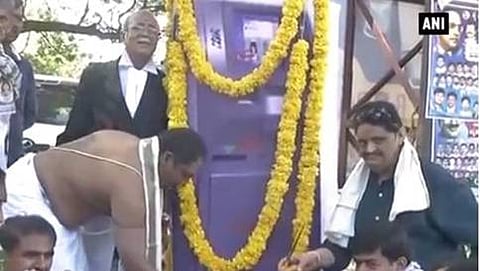 ಎಟಿಎಂ ಗೆ ಅಂತ್ಯ ಸಂಸ್ಕಾರ ಮಾಡುತ್ತಿರುವುದು