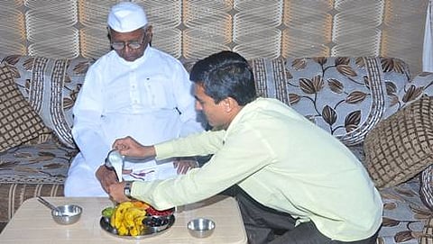 ಭ್ರಷ್ಟಾಚಾರ ವಿರೋಧಿ ಹೋರಾಟಗಾರ ಅಣ್ಣಾ ಹಜಾರೆಯವರಿಗೆ 2014ರಲ್ಲಿ ತಮ್ಮ ಮನೆಯಲ್ಲಿ ಆಹಾರ ನೀಡುತ್ತಿರುವ ರಾಜಶೇಖರ್ ಮಳಲಿ