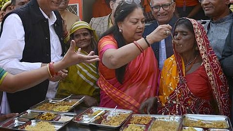 ಮಹಿಳೆ ತಿಂಡಿ ತಿನ್ನಿಸುತ್ತಿರುವ ವಸುಂಧರಾ ರಾಜೆ