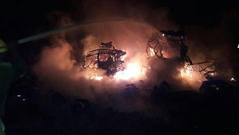 ಸಿಲಿಂಡರ್ ತುಂಬಿದ ಲಾರಿ ಹೊತ್ತಿ ಉರಿಯುತ್ತಿರುವುದು