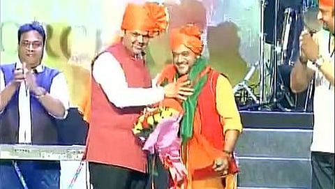 ಸಜಿಜ್ ವಜಿದ್ ಅವರನ್ನು ಪಕ್ಷಕ್ಕೆ ಬರಮಾಡಿಕೊಂಡ ದೇವೇಂದ್ರ ಫಡ್ನವಿಸ್
