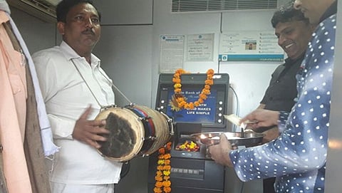 ದೆಹಲಿ: ನೋ ಕ್ಯಾಷ್ ಫಲಕ ನೋಡಿ ಬೇಸತ್ತು ಎಟಿಎಂ ಗೆ ಪೂಜೆ ಮಾಡಿದ ಜನರು!