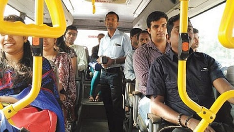 ಬಸ್ಸಿನಲ್ಲಿ  ಕಂಡೆಕ್ಟರ್ ಶಿಜು
