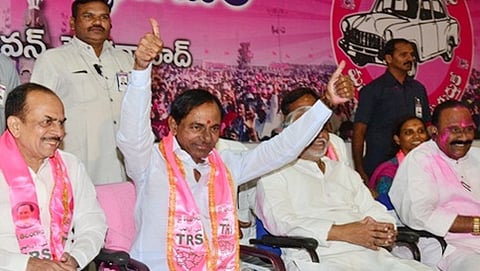 ಹೈದರಾಬಾದ್ ತೆಲಂಗಾಣ ಭವನದಲ್ಲಿ ಮುಖ್ಯಮಂತ್ರಿ ಕೆ ಚಂದ್ರಶೇಖರ್ ರಾವ್, ಉಪಮುಖ್ಯಮಂತ್ರಿ ಮಹಮೂದ್ ಅಲಿ, ಗೃಹ ಸಚಿವ ನೈನಿ ನರಸಿಂಹ ರೆಡ್ಡಿ, ಸಂಸದ ಕೆ ಕೇಶವ ರಾವ್ ಮುಂತಾದವರು...