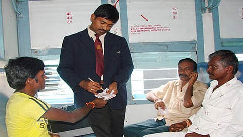 ರೈಲಲ್ಲಿ ಟಿಕೆಟ್ ನೀಡುವ ವ್ಯವಸ್ಥೆ (ಸಂಗ್ರಹ ಚಿತ್ರ)