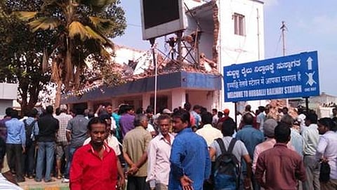 ಕುಸಿದುಬಿದ್ದ ಪಾರ್ಸಲ್ ಕಚೇರಿಯ ಕಟ್ಟಡ