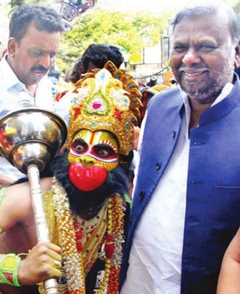 ಸಚಿವ ಆಂಜನೇಯ ಜತೆ ವೀರಾಂಜನೇಯ...ಬೆಂಗಳೂರಿನ ಅಂಬೇಡ್ಕರ್ ಭವನದಲ್ಲಿ ನಡೆದ ಬುಡಕಟ್ಟು ಸಮುದಾಯಗಳ ವಿಚಾರ ಸಂಕೀರಣದ ವೇಳೆ ವೀರಾಂಜನೆಯ ವೇಷಧಾರಿ ಜತೆ ಸಚಿವ ಆಂಜನೇಯ ಪೋಸು ಕೊಟ್ಟಿದ್ದು ಹೀಗೆ...