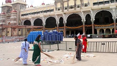 ಮೈಸೂರು ಅರಮನೆ ಆವರಣದಲ್ಲಿ ಸ್ವಚ್ಛತೆ (ಸಂಗ್ರಹ ಚಿತ್ರ)