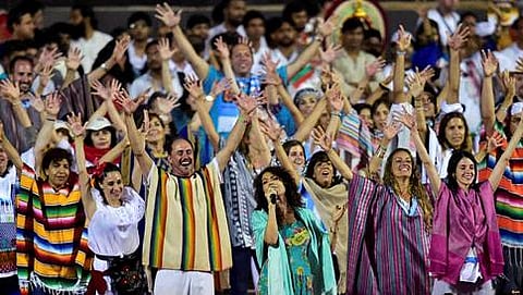 ಯಮುನಾ ನದಿ ತೀರದಲ್ಲಿ ಆರ್ಟ್ ಆಫ್ ಲಿವಿಂಗ್ ಆಯೋಜಿಸಿರುವ ವಿಶ್ವ ಸಾಂಸ್ಕೃತಿಕ ಉತ್ಸವದಲ್ಲಿ ಸಂಭ್ರಮಿಸಿದ ಕಲಾವಿದರು