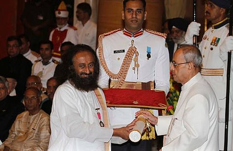 ರಾಷ್ಟ್ರಪತಿ ಪ್ರಣಬ್ ಮುಖರ್ಜಿ ಅವರು ಸೋಮವಾರ ರಾಷ್ಟ್ರಪತಿ ಭವನದಲ್ಲಿ ಶ್ರೀ ರವಿಶಂಕರ್ ಗುರೂಜಿ, ಬ್ಯಾಡ್ಮಿಂಟನ್‌ ತಾರೆ ಸೈನಾ ನೆಹ್ವಾಲ್‌, ಬಾಲಿವುಟ್‌ ನಟ ಅನುಪಮ್‌ ಖೇರ್‌ ಹಾಗೂ ಧೀರೂಬಾಯಿ ಅಂಬಾನಿ (ಮರಣೋತ್ತರ) ಸೇರಿದಂತೆ ದೇಶದ 56 ಗಣ್ಯರಿಗೆ ಪದ್ಮ ಪ್ರಶಸ್ತಿ ನೀಡಿ ಗೌರವಿಸಿದರು.
