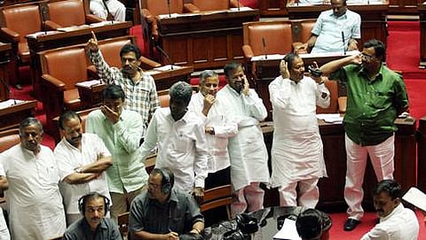 ಬಿಜೆಪಿ ಸದಸ್ಯರು ಸಭಾಪತಿ ಪೀಠದ ಎದುರು ಧರಣಿ ನಡೆಸಿದರು