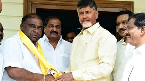ಕರ್ನೂಲ್ ಜಿಲ್ಲೆಯ ವೈಎಸ್ಆರ್ ಕಾಂಗ್ರೆಸ್ ಶಾಸಕ ಎಂ ಮಣಿ ಗಾಂಧಿ ಅವರು ಬುಧವಾರ ಟಿಡಿಪಿ ಸೇರಿದರು.