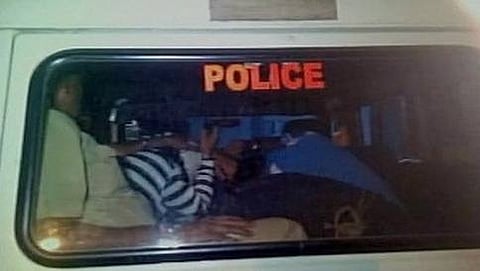 ಯುವತಿಯ ಆರೋಪಿ ಮತ್ತು ಇನ್ನಿಬ್ಬರನ್ನು ಬಂಧಿಸಿ ಕರೆದೊಯ್ಯುತ್ತಿರುವ ಪೊಲೀಸರು
