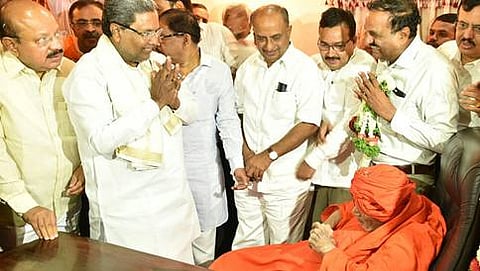 ಸಿದ್ಧಗಂಗಾ ಮಠದಲ್ಲಿ ಶ್ರೀಗಳಿಗೆ ಶುಭಾಶಯ ಕೋರುತ್ತಿರುವ ಸಿಎಂ
