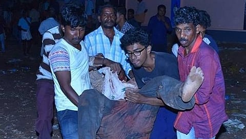 ಕೇರಳ ದೇಗುಲ ದುರಂತ: ಘಟನೆ ವೇಳೆ ಗಾಯಗೊಂಡ ವ್ಯಕ್ತಿಯನ್ನು ಸಾಗಿಸುತ್ತಿರುವ ಸ್ಥಳೀಯರು