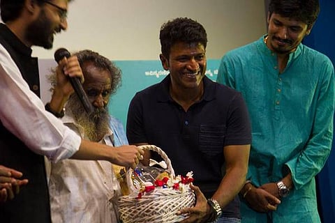 2016ರ ರಾಷ್ಟ್ರ ಪ್ರಶಸ್ತಿ ವಿಜೇತ ತಿಥಿ ಚಿತ್ರದ ಹೊಸ ಟ್ರೈಲರ್ ಬಿಡುಗಡೆಯಾಗಿದೆ. ನಿನ್ನೆ ನಡೆದ ಟ್ರೈಲರ್ ಬಿಡುಗಡೆ ಸಮಾರಂಭದಲ್ಲಿ ಪವರ್ ಸ್ಟಾರ್ ಪನೀತ್ ರಾಜ್ ಕುಮಾರ್ ಬಿಡುಗಡೆ ಮಾಡಿದರು.