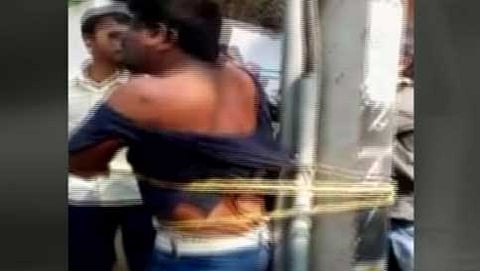 ಟೆಕಿಯನ್ನು ವಿದ್ಯುತ್ ಕಂಬಕ್ಕೆ ಕಟ್ಟಿ ಹಾಕಿರುವುದು (ವಿಡಿಯೋದಿಂದ ಸೆರೆಯಾದ ದೃಶ್ಯ)