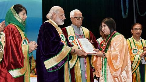 ಜಮ್ಮುವಿನ ಕತ್ರದಲ್ಲಿ ಶ್ರೀ ಮಾತ ವೈಷ್ಣೋದೇವಿ ವಿಶ್ವವಿದ್ಯಾಲಯದ 5ನೇ ಘಟಿಕೋತ್ಸವ ಕಾರ್ಯಕ್ರಮದಲ್ಲಿ ಪ್ರಧಾನಿ ಮತ್ತು ಜಮ್ಮು-ಕಾಶ್ಮೀರ ಮುಖ್ಯಮಂತ್ರಿ  ಮೆಹಬೂಬ ಮುಫ್ತಿ